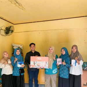 PemDes Toar Serahkan Peralatan Posyandu kepada Bidan Desa dan Kader, Semoga aktivitas posyandu Berjalan dengan Baik