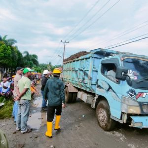 BreakingNews, Menang Gugatan PTUN Sumbar, Sejumlah Masyarakat Kinali Hadang Mobil Pengangkut Brondolan PT LIN Kinali