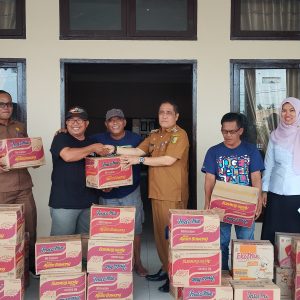 Peduli korban Banjir, Camat kuantan Edison Tuindra Saluran Ratusan Mie Instan Kepada Masyarakat yang Terdampak Banjir