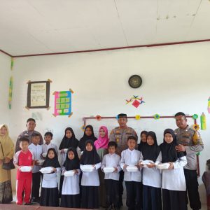 Polsek Ranah Batahan Gelar Kegiatan Pembagian Makan Bergizi Gratis di SD Negeri 14 Ranah Batahan Pasbar