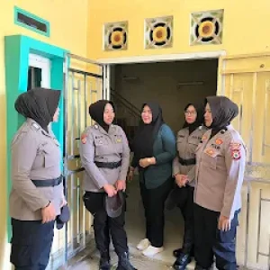 Humanis, Polres Maros Turunkan Personel Pengamanan dan Peleton Polwan Kawal Eksekusi Rumah oleh Pengadilan Negeri Maros