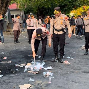 Personel Polres Maros Gelar Aksi Bersih-Bersih Pasca Unjuk Rasa