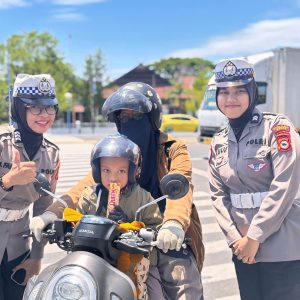 Satlantas Polres Maros Bagikan Coklat kepada Pengendara Tertib Berlalu Lintas