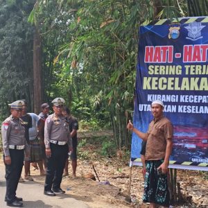 Cegah Kecelakaan, Satlantas Polres Maros Tebar Spanduk Keselamatan di Titik Rawan Tanralili