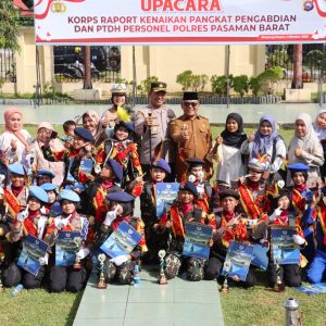 Bupati Bersama Kapolres Pasaman Barat Menyerahkan Penghargaan Kepada Pocil Polres Pasaman Barat