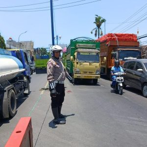 Respon Cepat Petugas Polantas Polres Maros Urai Kemacetan Di Apresiasi Warga