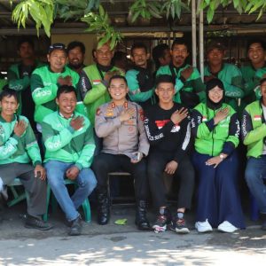 Kapolres Maros Bersama Personel Ngopi Santai Bareng Komunitas Ojol