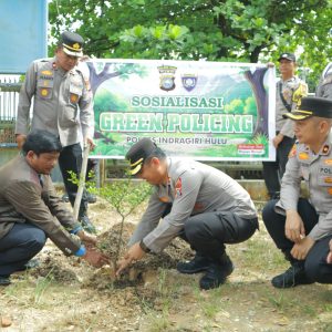 Minggu Kasih di Gereja, Kapolres Inhu Sosialisasi Green Policing dan Tanam Pohon Bersama Pendeta