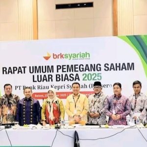 Bupati Inhu Hadiri RUPSLB BRK Syariah Tahun 2025 di Batam