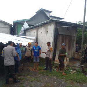 Belasan Rumah dan Bangunan di Bantimurung Hancur Diterpa Puting Beliung, Polsek Bantimurung Bergerak Cepat Lakukan Evakuasi