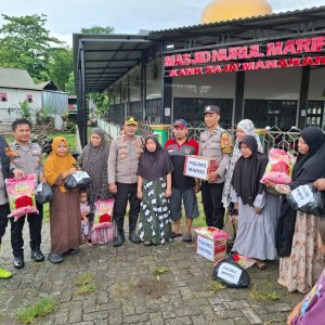 Polres Maros Salurkan Bantuan Kemanusiaan untuk Korban Angin Puting Beliung di Desa Tukamasea