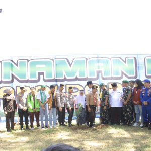 Menjelang Hari Pohon, Kapolda Riau Bersama Forkopimda Inhu dan Berbagai Elemen Hijaukan Tepian Indragiri