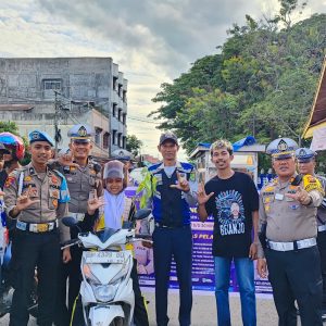 Berikan Bibit Pohon Kepada Pengendara Tertib, Cara Unik Polantas Inhu Edukasi Ops Zebra