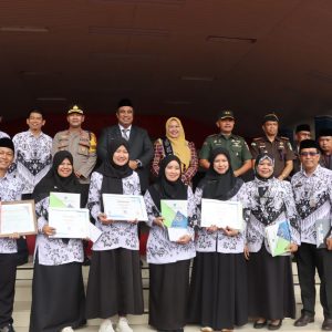 Puncak Peringatan Hari Guru Nasional di Maros: Kapolres Terima Penghargaan dari Bupati