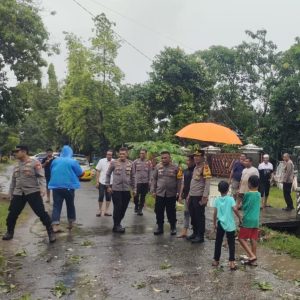 Polri Untuk Masyarakat, Polres Maros Gerak Cepat Tangani Korban Angin Puting Beliung Di Lau