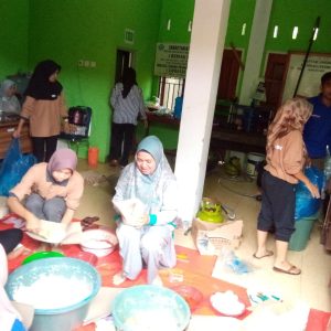 Ny. Sifrowati Yulianto Ketua Tim Penggerak PKK (TP-PKK) Pasbar Bersama Relawan di Dapur Umum Nagari Aia Gadang Barat