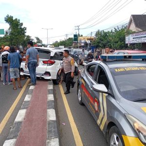 Wakapolsek beserta Personel Polsek Lau Bergerak Cepat Tangani Kecelakaan di Depan Puskesmas Lau