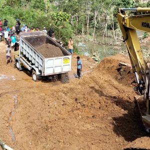 Respon Cepat Tanggap Bencana, Polres Pasbar melalui Polsek Talamau Pimpin Pembuatan Jalan Darurat di Lokasi Longsor Pasanggiang