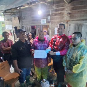 WABUB M. IHPAN TINJAU PROSES JALAN TOMBANG DAN SERAAHKAN DOKUMEN KEPENDUDUKAN KORBAN LONGSOR TINGGAM