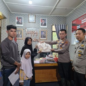 Tangis Asyifa Mereda, Kapolres Pasbar melalui Kapolsek Talamau Hadirkan Secercah Harapan bagi Bocah Penyintas Longsor Sinuruik