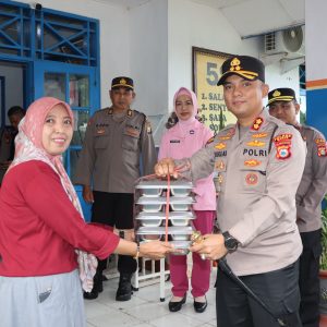 Launching Perdana, SPPG Polres Maros Salurkan Makan Bergizi Gratis Ke Ratusan Siswa Sekolah