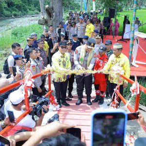 Kapolda Sulsel Resmikan Jembatan Gantung Satya Haprabu Lakellu di Desa Watu, Kabupaten Soppeng