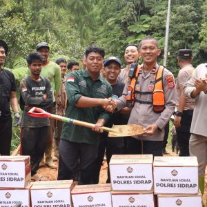Sigap Tanggap Bencana, Polres Sidrap Buka Akses Jalan Longsor dan Salurkan Bantuan di Desa Leppangeng
