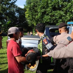 Aksi Sigap Kapolres Maros dan Personel Berikan Pertolongan Korban Kecelakaan