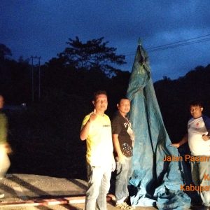 TIM PerkumpulAn Jurnalis AJO PASBAR Pasang Rambu Rambu Darurat di Titik Rawan Jalan yang Rusak.