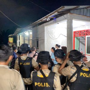 Beri Sinyal Bagi Pelaku Kejahatan, Polres Inhu Bersama TNI dan Pemkab Patroli Jalan Kaki Susuri Gang-Gang Pasiran