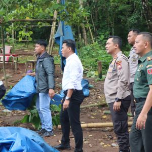 Viral di Media Sosial, Kapolres Maros Bersama Dandim 1422 Maros Pimpin Pembongkaran Arena Sabung Ayam di Tanralili