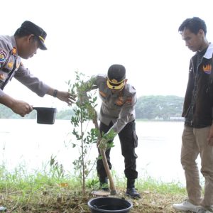 Bem ITB Gelar Penanaman Pohon Bersama Forkopimda Inhu, Cegah Abrasi di Tepian Sungai