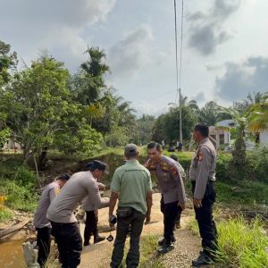Dampingi Karo Ops Polda Riau, Kapolres Inhu Tinjau Rencana Pembangunan Jembatan Penghubung Oleh Polri