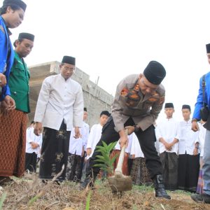 Gerakan Santri Hijau, Kapolres Inhu Tanam Pohon Dan Silaturahmi Ke Ponpes Nurul Hikmah Bersama Mahasiswa