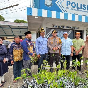 Sosialisasi Green Policing Polres Inhu Bersama Bubuhan Banjar dan Pemuda Inhil Berbagi Bibit Pohon dan Takjil