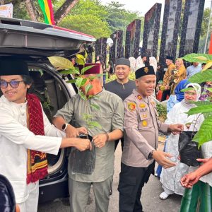 Momentum Idul Fitri dan Hari Pohon Sedunia, Polres Inhu Bagikan Bibit Pohon ke Jamaah Sholat
