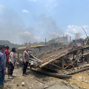 Cegah PETI, Polsek Peranap Bakar Rakit Dan Himbau Warga Hentikan Kegiatan Penambangan Illegal