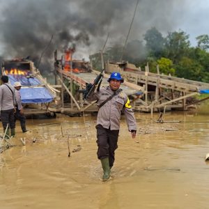 Masifkan Edukasi Kepada Warga, Polsek Peranap Kembali Bakar Rakit PETI
