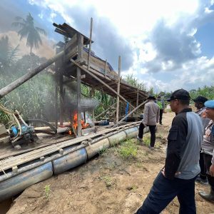 Sisir Aktivitas PETI di Aliran Sungai dengan Speed Boat, Polisi Bakar Rakit Penambang
