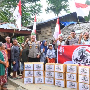 Nasionalisme Untuk Suku Talang Mamak, Tim Ekspedisi Presisi Merah Putih Polda Riau Polres Inhu Hantarkan Bendera, Bansos Hingga Tanam Pohon Bersama