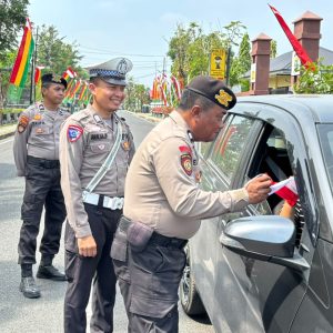 Jelang Perayaan Hari Kemerdekaan RI ke-81, Polres Inhu Bagikan Bendera Merah Putih Kepada Pengguna Jalan