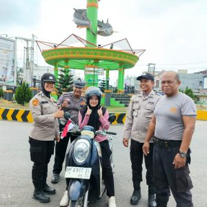 Gelora Kemerdekaan RI ke-81, Polres Inhu Kembali Bagikan 45 Helai Bendera Merah Putih Secara Gratis   