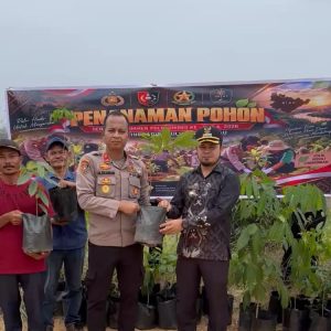 Musim Kemarau Dan Ancaman Bahaya Karhutla, Siswa Serdik Sespimen Polri Berikan Bantuan Air Bersih Hingga Tanam Pohon