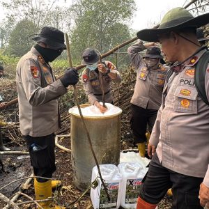 Kapolres Inhu dan Tim Gabungan Langsung Praktek Menggunakan Teknologi Cairan X Fire di Lokasi Kebakaran