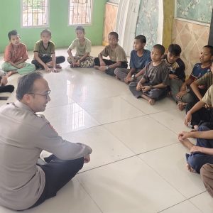 Karhutla Sebabkan Warga Terserang ISPA, Siswa Serdik Sespimen Polri Berikan Bantuan Kepada Penderita   